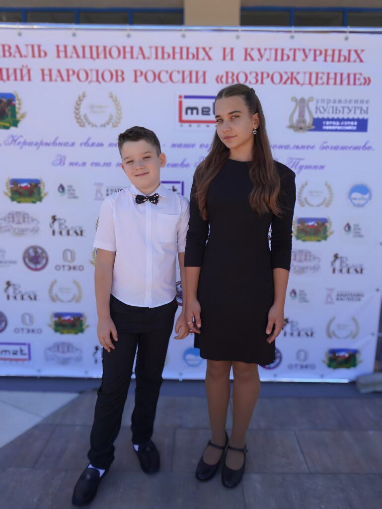 Фото ведущих конкурса «Культурные Ценности» в Новороссийске
